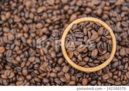 Top view macro shot of freshly roasted brown coffee beans filling the frame Top view macro shot of freshly roasted brown coffee beans filling the frame 142398376