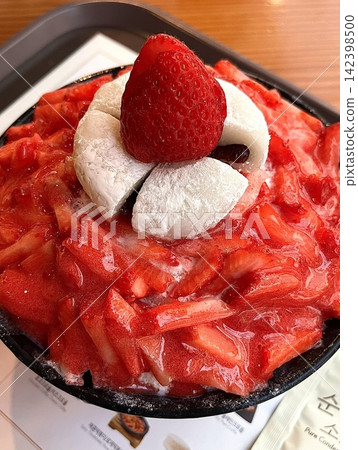 Soft and fluffy strawberry bingsu with finely shaved ice, sweet strawberry syrup, and fresh strawberry slices. A refreshing and delightful Korean dessert, perfect for a cool and fruity treat. Soft and fluffy strawberry bingsu with finely shaved ice, sweet strawberry syrup, and fresh strawberry slices. A refreshing and delightful Korean dessert, perfect for a cool and fruity treat. 142398500