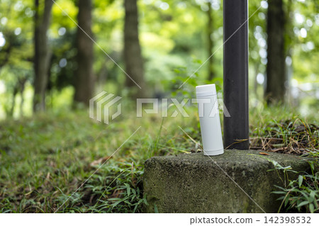 Water bottle for hydration during mountain climbing (white) Water bottle for hydration during mountain climbing (white) 142398532