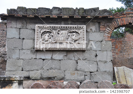 義大利羅馬羅馬廣場遺址牆上的浮雕圓形飾章。 142398707