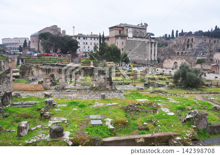 從義大利羅馬的帝國廣場大道(Via Fori Imperiali)眺望羅馬廣場和帕拉蒂尼山。 從義大利羅馬的帝國廣場大道(Via Fori Imperiali)眺望羅馬廣場和帕拉蒂尼山。 142398708