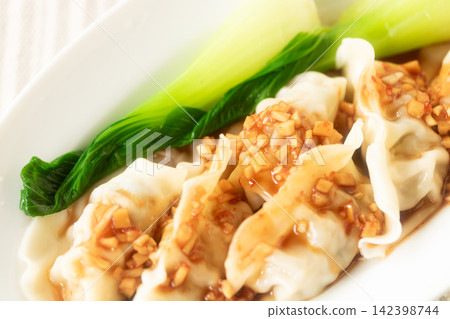 餃子配上濃鬱美味的醬汁 餃子配上濃鬱美味的醬汁 142398744