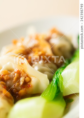 餃子配上濃鬱美味的醬汁 餃子配上濃鬱美味的醬汁 142398749