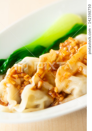 餃子配上濃鬱美味的醬汁 餃子配上濃鬱美味的醬汁 142398750