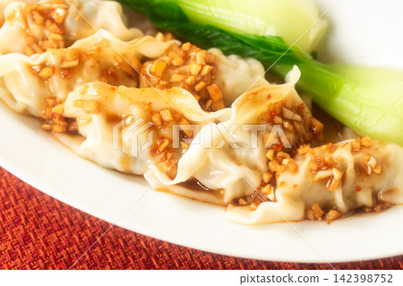 餃子配上濃鬱美味的醬汁 餃子配上濃鬱美味的醬汁 142398752
