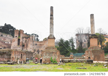 義大利，羅馬，羅馬廣場遺址，尤利烏斯大教堂基座 142398763