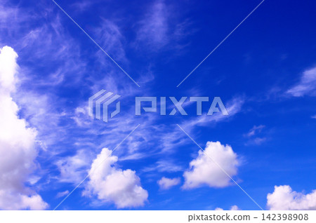 藍天白雲飄浮 藍天白雲飄浮 142398908