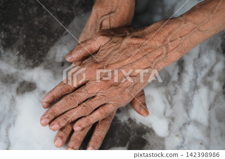 Hands on table with detailed skin texture Hands on table with detailed skin texture 142398986
