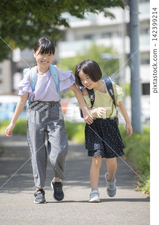 兩姊妹步行去小學上學 兩姊妹步行去小學上學 142399214