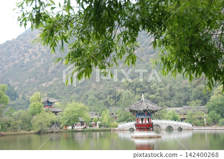 黑龍潭公園位於中國雲南省麗江市聯合國教科文組織世界遺產麗江古城的北端。 黑龍潭公園位於中國雲南省麗江市聯合國教科文組織世界遺產麗江古城的北端。 142400268