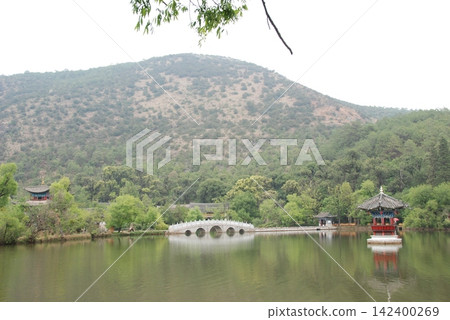 Heilongtan Park is located at the northern end of Lijiang Ancient City, a UNESCO World Heritage Site in Lijiang City, Yunnan Province, China. 142400269