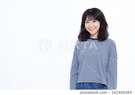一個女人帶著微笑 142400364