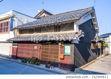 [Important Preservation District for Groups of Traditional Buildings] Kawaramachi Serimachi District: Spring Scenery of Former Serishinmachi 9, Hikone City, Shiga Prefecture 142400611