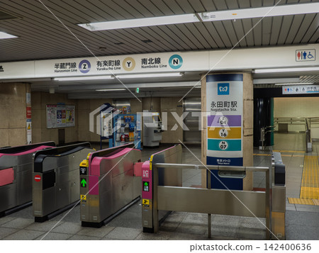 東京地鐵永田町站,赤坂見附方向檢票口:車站名稱標誌及路線資訊。 東京地鐵永田町站,赤坂見附方向檢票口:車站名稱標誌及路線資訊。 142400636