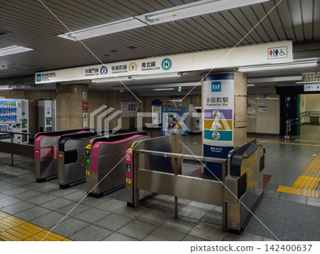 Tokyo Metro Nagatacho Station, Akasaka-Mitsuke direction ticket gate: Station name sign and route information. Tokyo Metro Nagatacho Station, Akasaka-Mitsuke direction ticket gate: Station name sign and route information. 142400637