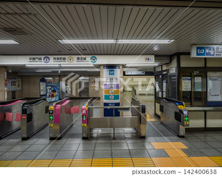 東京地鐵永田町站，赤坂見附方向檢票口：車站名稱標誌及路線資訊。 142400638