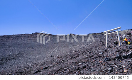 富士山上的白色鳥居和花崗岩登山道 富士山上的白色鳥居和花崗岩登山道 142400745