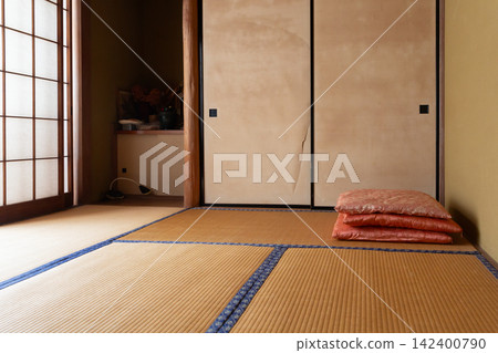 一間建於昭和時代中期、隨著時間推移而破敗的日式房間,一棟獨立式住宅裡的老式滑動門和靠墊,以及我父母家的壁櫥。 一間建於昭和時代中期、隨著時間推移而破敗的日式房間,一棟獨立式住宅裡的老式滑動門和靠墊,以及我父母家的壁櫥。 142400790