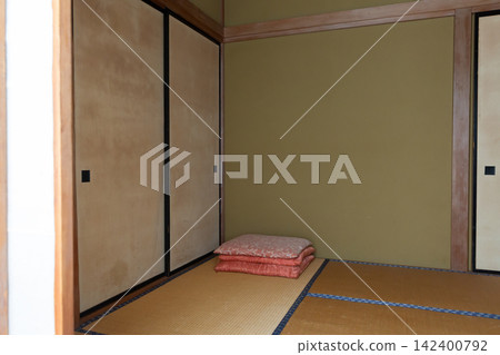 一間建於昭和時代中期、隨著時間推移而破敗的日式房間,一棟獨立式住宅裡的老式滑動門和靠墊,以及我父母家的壁櫥。 一間建於昭和時代中期、隨著時間推移而破敗的日式房間,一棟獨立式住宅裡的老式滑動門和靠墊,以及我父母家的壁櫥。 142400792