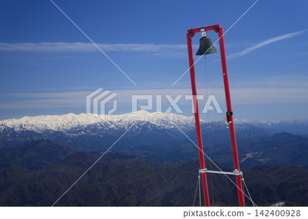From the summit of Mt. Suganadake in Gosen City, Niigata Prefecture, one can see the snow-covered Iide Mountain Range in April, seen through a bell that guides climbers. From the summit of Mt. Suganadake in Gosen City, Niigata Prefecture, one can see the snow-covered Iide Mountain Range in April, seen through a bell that guides climbers. 142400928