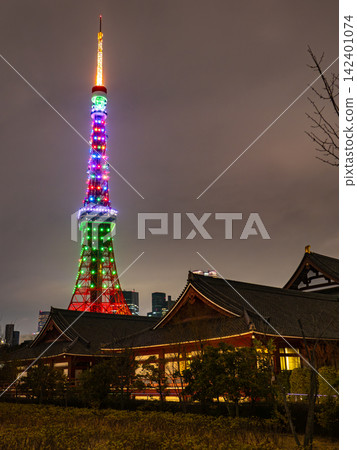 Zojoji Temple and the illuminated Tokyo Tower at night, as seen from Shiba Park. Zojoji Temple and the illuminated Tokyo Tower at night, as seen from Shiba Park. 142401074