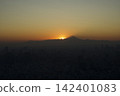 被夕陽染紅的天空和富士山的輪廓 142401083