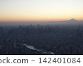 黃昏時分的東京市中心城市景觀，遠處可見富士山。 142401084