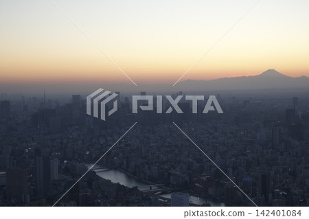 黃昏時分的東京市中心城市景觀，遠處可見富士山。 142401084