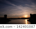 夕陽照亮水面，勾勒出城市的輪廓。 142401087
