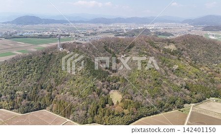 從空中俯瞰虎後禪山城,織田信長在進攻小谷城期間曾在此設營。 從空中俯瞰虎後禪山城,織田信長在進攻小谷城期間曾在此設營。 142401150