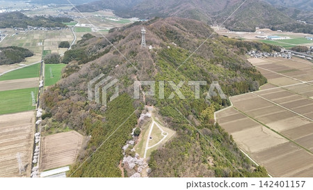 從空中俯瞰虎後禪山城,織田信長在進攻小谷城期間曾在此設營。 從空中俯瞰虎後禪山城,織田信長在進攻小谷城期間曾在此設營。 142401157