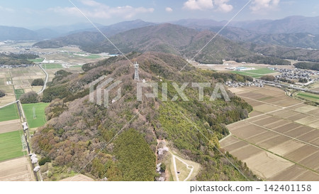 從空中俯瞰虎後禪山城,織田信長在進攻小谷城期間曾在此設營。 從空中俯瞰虎後禪山城,織田信長在進攻小谷城期間曾在此設營。 142401158