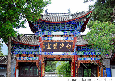Traditional Naxi inn and courtyard in Lijiang City, Yunnan Province, China. Traditional Naxi inn and courtyard in Lijiang City, Yunnan Province, China. 142401422