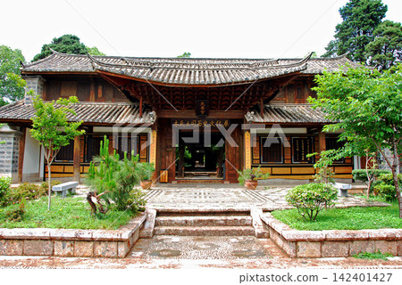 Traditional Naxi inn and courtyard in Lijiang City, Yunnan Province, China. Traditional Naxi inn and courtyard in Lijiang City, Yunnan Province, China. 142401427