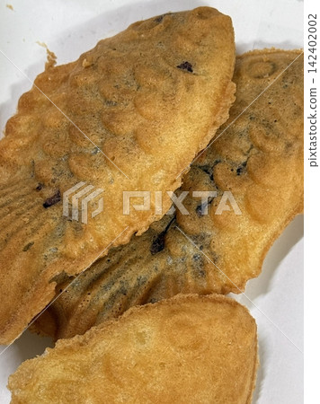 Crispy and golden mini bungeoppang with a soft, fluffy filling of sweet red bean or custard. A delightful bite-sized Korean fish-shaped pastry, perfect for a warm and nostalgic treat! 142402002