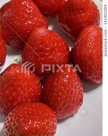 Fresh, juicy strawberries with a vibrant red color and sweet, slightly tangy flavor. Perfect for snacking, adding to desserts, smoothies, or salads, they bring a burst of natural sweetness to any dish Fresh, juicy strawberries with a vibrant red color and sweet, slightly tangy flavor. Perfect for snacking, adding to desserts, smoothies, or salads, they bring a burst of natural sweetness to any dish 142402004