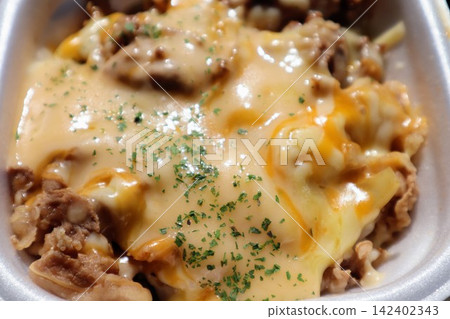 起司牛肉碗的特寫 起司牛肉碗的特寫 142402343