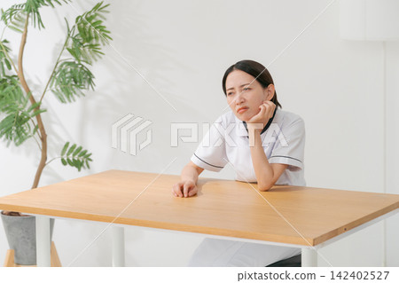 一位經營美容院的女性在業務管理上遇到了困難。 142402527