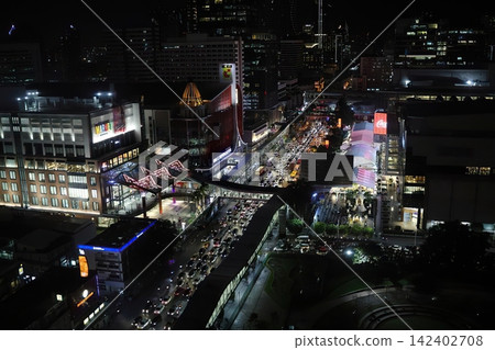Night city street with busy traffic and bright lights Night city street with busy traffic and bright lights 142402708