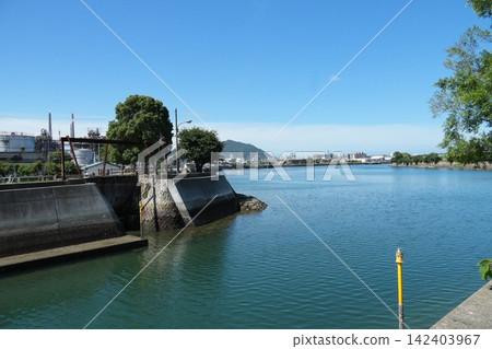 沿水岸綿延的工業區景觀。 沿水岸綿延的工業區景觀。 142403967