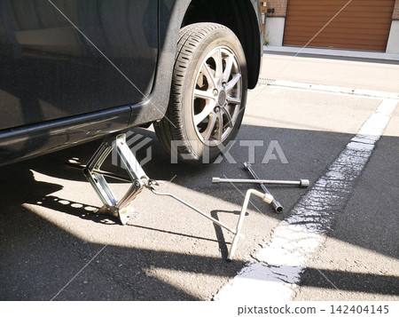 Changing the tires on a private car Changing the tires on a private car 142404145