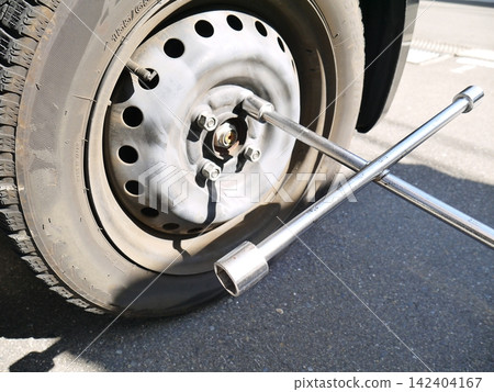 Changing the tires on a private car Changing the tires on a private car 142404167