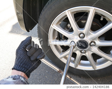 Changing the tires on a private car Changing the tires on a private car 142404186
