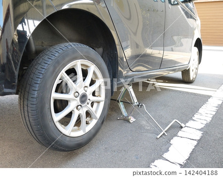 Changing the tires on a private car 142404188