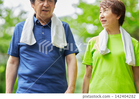 一對老年夫婦外出散步 一對老年夫婦外出散步 142404282