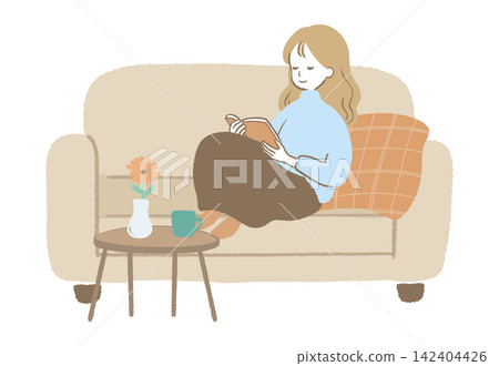 一位女士在沙發上看書;旁邊有一張邊桌。 一位女士在沙發上看書;旁邊有一張邊桌。 142404426