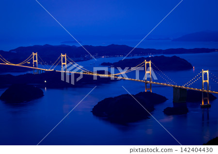 從木山展望台看到的燈光璀璨的來島海峽大橋。 142404430