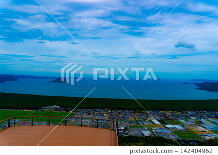 從山頂可以俯瞰蔚藍的大海和島嶼全景。 從山頂可以俯瞰蔚藍的大海和島嶼全景。 142404962