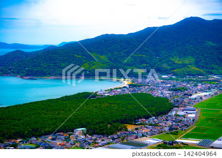 從山頂眺望海岸線和海濱小鎮風光 從山頂眺望海岸線和海濱小鎮風光 142404964