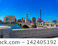 橫跨信濃川的萬代大橋和新潟市的城市景觀。 142405192